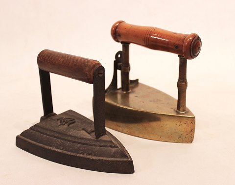 A pair of antique irons, both with wooden handles and of respectively iron and 
brass.
5000m2 showroom.