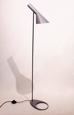 Grå gulvlampe designet af Arne Jacobsen i 1960 og fremstillet af Louis Poulsen i 
slutningen af 1990erne. 
5000m2 udstilling.