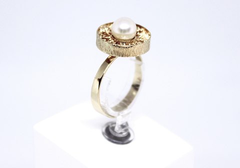 Ring of 14 carat gold and decorated with a pearl.
5000m2 showroom.
