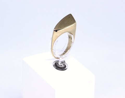 Ring of 14 carat gold with simpel design and stamped Au.
5000m2 showroom.