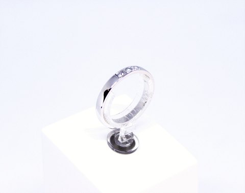 Ring of 14 carat white gold decorated with 3 diamonds. 5000m2 showroom.
