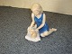 Royal figurine No. 543, woman with a baby, first selection. 
H: 18 cm. 
5000 m2 showroom.