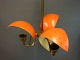 Loftlampe i messing med orange skærme fra 1950érne 
5000 m2 udstilling