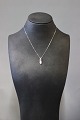 Necklace in White gold with pendant with 3 small diamonds.
5000m2 showroom.