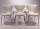Et sæt af 6 Syver stole, model 3107, i hvidt læder, designet af Arne Jacobsen og 
fremstillet af Fritz Hansen. 
5000m2 udstilling.