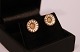 A pair of Daisy ear studs of white enamel and 14 ct. gold.
5000m2 udstilling.