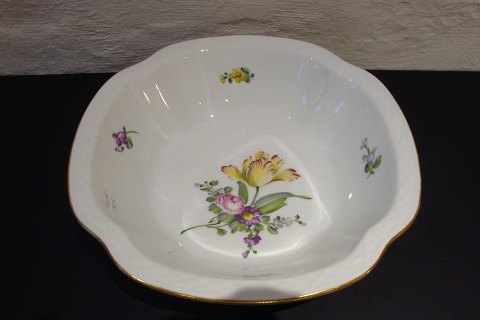 Potato Bowl in saxon flower B & G.
Dia 25 cm.
Many different   parts in stock at the moment.  5000m2 showroom.