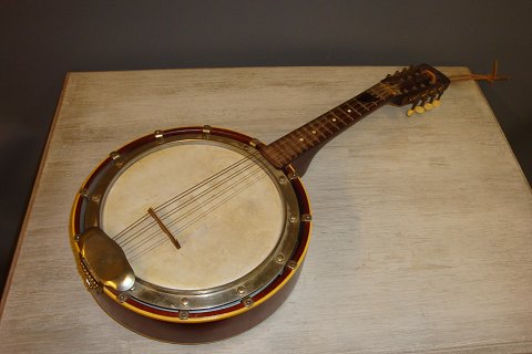 Banjo from about 1940 in mahogany box perfect canvas and strict