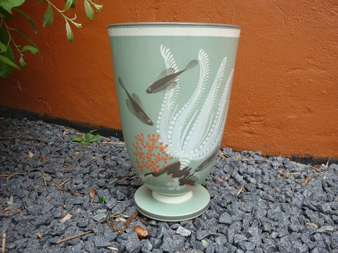 Aluminia vase 1906/1540 med dekoration i form af fisk og undervandsblomster  fra 
1950érne.
5000 m2 udstilling.