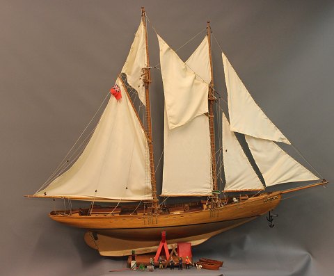 Sailing ship in  wood and everything is hand made.
The ship is equipped with a motor.
5000 m2 showroom.