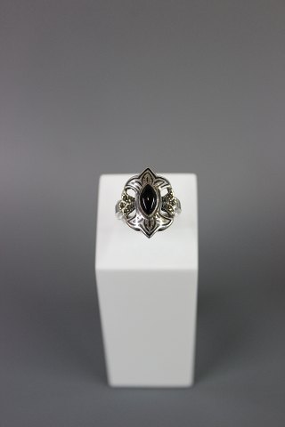 Silver ring with onyx and 10 zircon, size 60. 5000 m2 showroom.