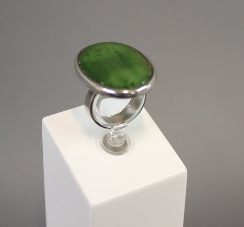 Sølvring stemplet 925s fra From med stor oval grøn aventurin. 
5000 m2 udstilling.