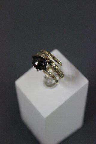 14 carat gold ring with brilliants and a black gem, size 55.
5000 m2 showroom.
