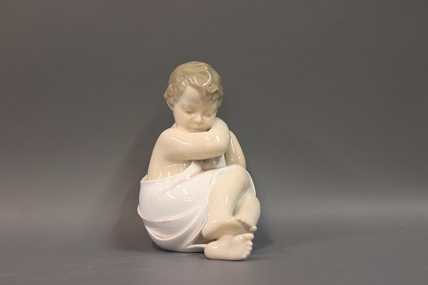 Royal. figurine, No. 3009. Height 15 cm. 
5000 m2 showroom.