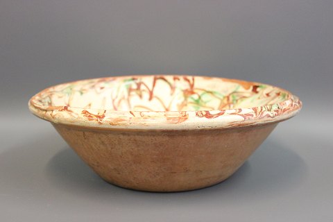Large ceramic bowl.
5000m2 showroom.