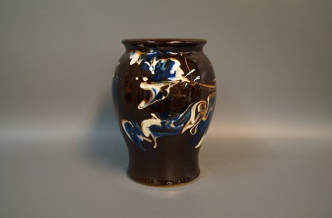 Keramik vase med brun, blå og hvid glasur fra 1960erne af Danico.
5000m2 udstilling.
