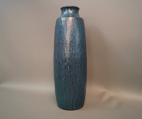 Nymølle Gunnar Nylund blå keramik vase. Stemplet Nymølle Denmark og G. Nylund. 
5000m2 udstilling.