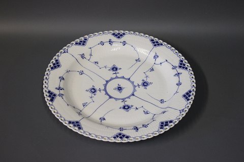Royal Copenhagen blue fluted lace dish no. 1/1042.
5000m2 showroom.