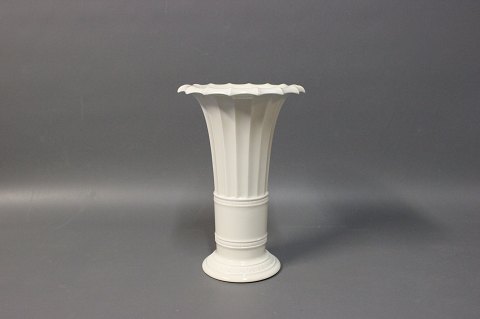 Hvid "Hetsch" vase designet af Gustav Friedrich Hetsch til Royal Copenhagen.
5000m2 udstilling.