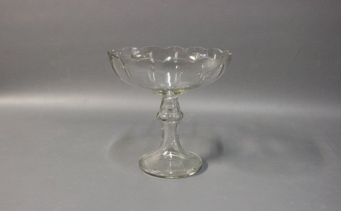 Glass-centerpiece in crystal from the 1880s, in good condition.
5000m2 showroom.
