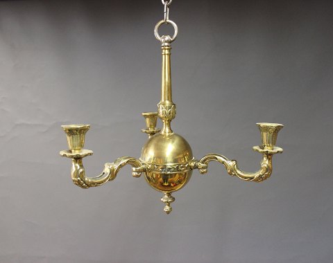 Small three-armed chandelier in brass from 1940.
5000m2 showroom.