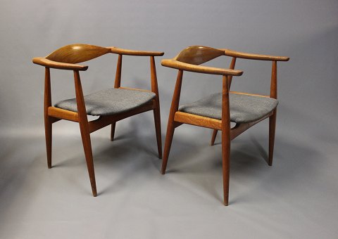 2 CH-35 chairs designed by Hans J. Wegner in 1959 and manufactured by Carl 
Hansen & Søn.
5000m2 showroom.