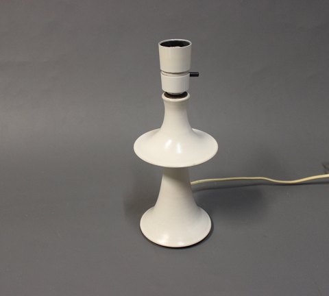 Lille hvid Kähler bordlampe med nummeret 605-23. 
5000m2 udstilling.
