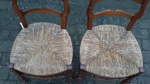 2 stole vi har repareret efter en vandskade.