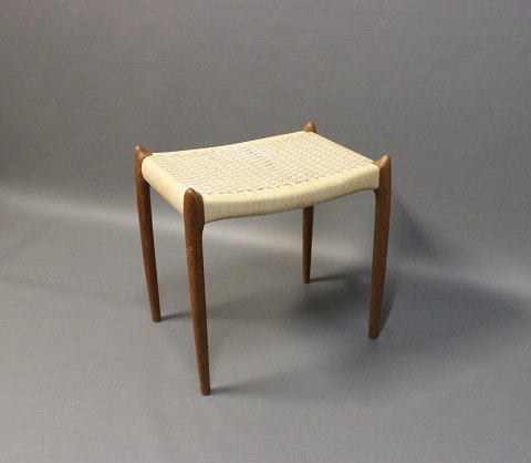 Stool in teak and White cord by N.O. Møller  from the 1960s.
5000m2 showroom.
