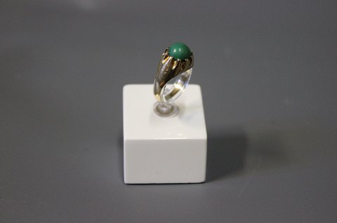 Goldring in 14 carat with green jade, ingraved K.J.D.
5000m2 showroom.