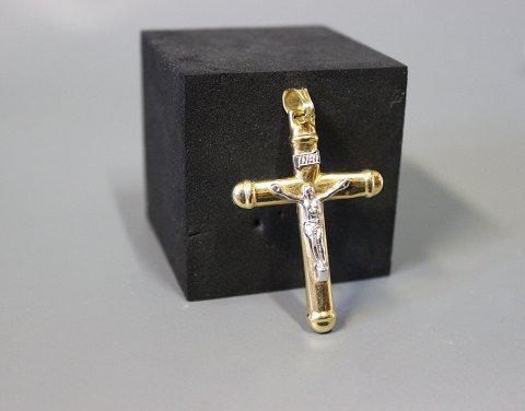 Jesus cross pendant in 14 carat gold.
5000m2 showroom.
