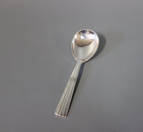 Marmelade spoon in Champagne, hallmarked silver.
5000m2 showroom.