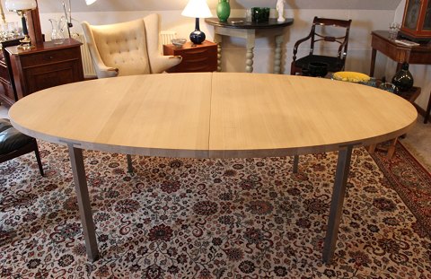 Dining table in massiv oak, model GM2152 from Naver.
5000m2 showroom.
