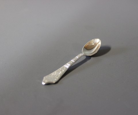 Salt spoon in Antique rococo, silver plate.
5000m2 showroom.