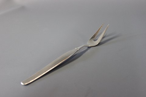 Carving fork in Savoy, silver plate.
5000m2 showroom.