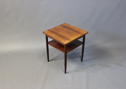 Small Square lamp table with shelf in rosewood, Danish Design from the 1960s.
5000m2 showroom.