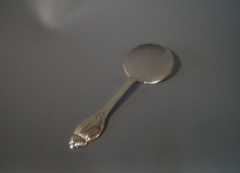 Small cake slice no. 6 by Evald Nielsen, hallmarked silver.
5000m2 showroom.