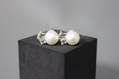 Clips earrings in 18 ct. White gold with freshwaterpearl and 2 diamonds á 0,20 
ct.
5000m2 showroom.