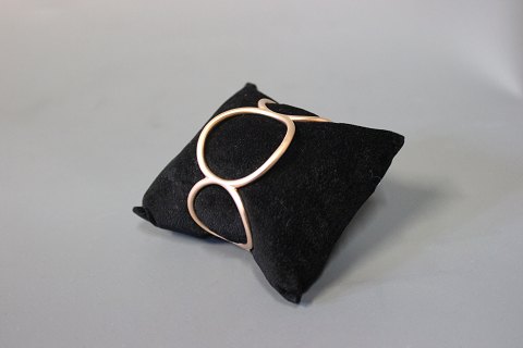 Gilded rosa silver Cosmos bangle by Izabel Camille.
5000m2 showroom.