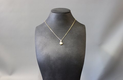 14 ct. gold chain and pendant with cultured Pearl.
5000m2 showroom.