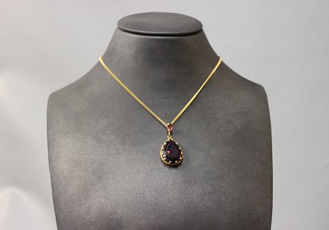 Chain with a dublet pendant with large amethyst.
5000m2 showroom.