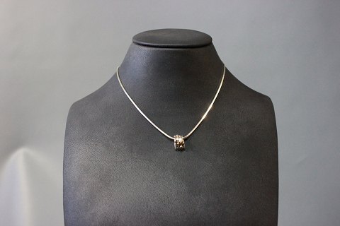 Necklace in 925 sterling silver with pendant decorated with 14 ct. gold.
5000m2 showroom.