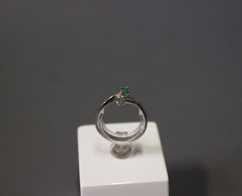 14 kt. hvidguldsring med smaragd og diamant. 
5000m2 udstilling.
