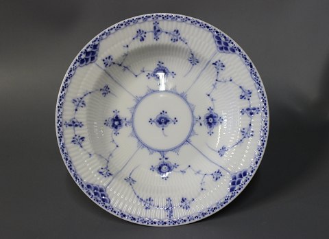 Royal Copenhagen blue fluted half lace Deep plate, no.: 1/566.
5000m2 showroom.