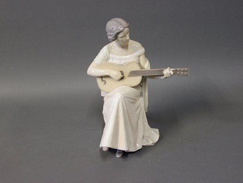 Dame der spiller guitar, nr. 1684, af B&G.
5000m2 udstilling.