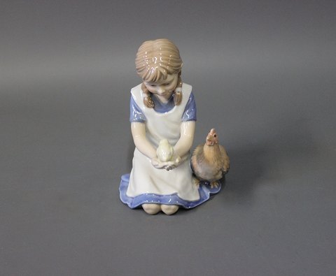 Royal figurine Girl with chickens, no. 437.
5000m2 showroom.