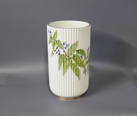 Large Lyngby vase with floral motif and in perfect condition.
5000m2 showroom.