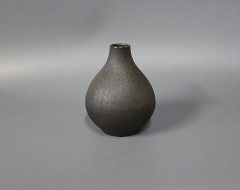 Mørkebrun keramik vase stemplet Dagma.
5000m2 udstilling.