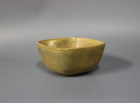 Kantet keramik skål i grønne og brunlige farver designet af Jacob Bang for 
Nymølle.
5000m2 udstilling.