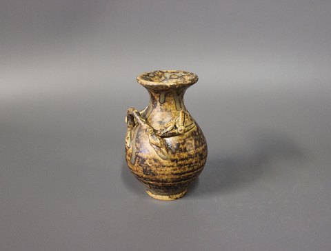 Lille keramik vase i brune farver af Arne Bang, nr. 124.
5000m2 udstilling.